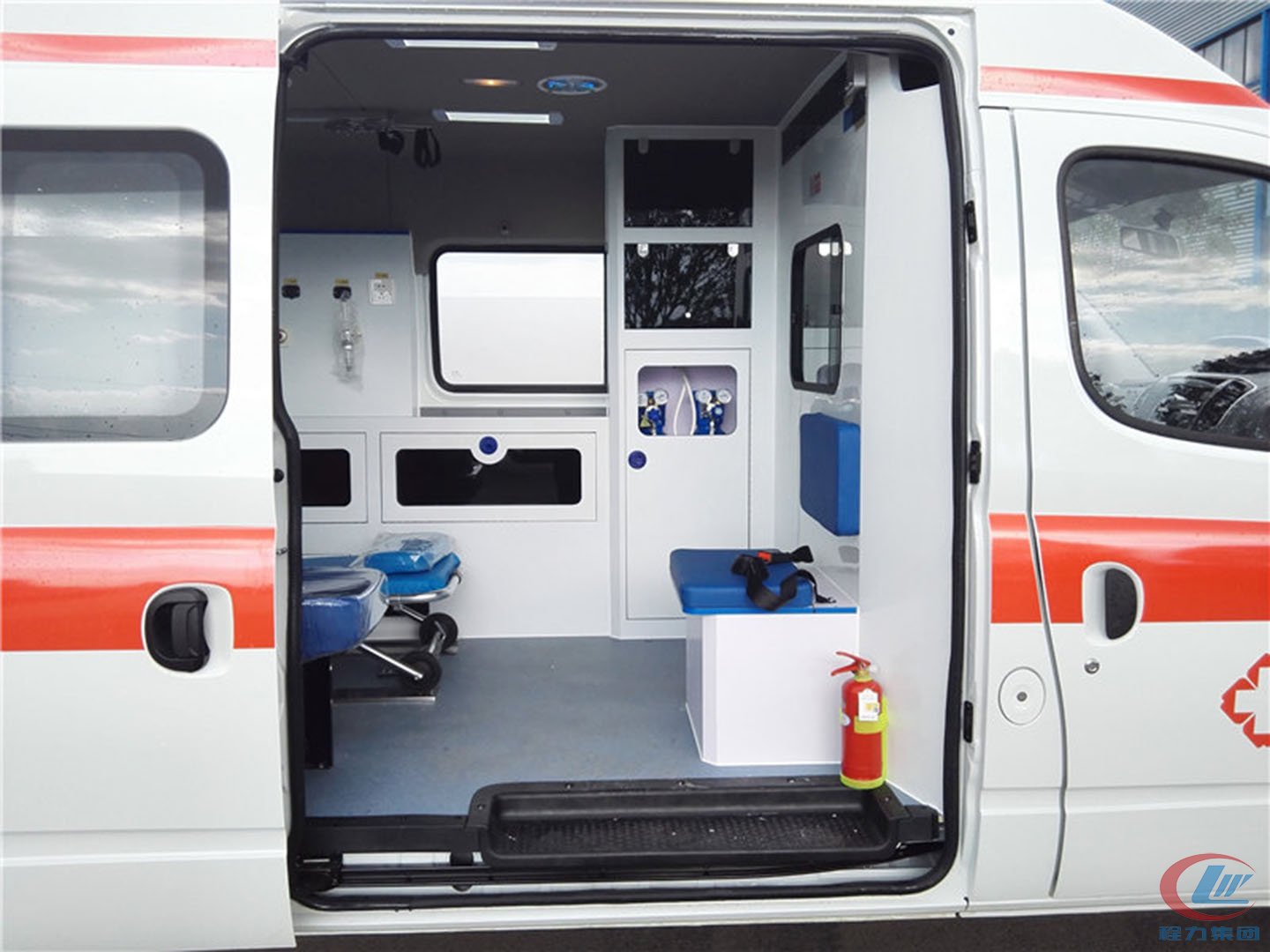 國六大通V80長軸中頂轉運型救護車