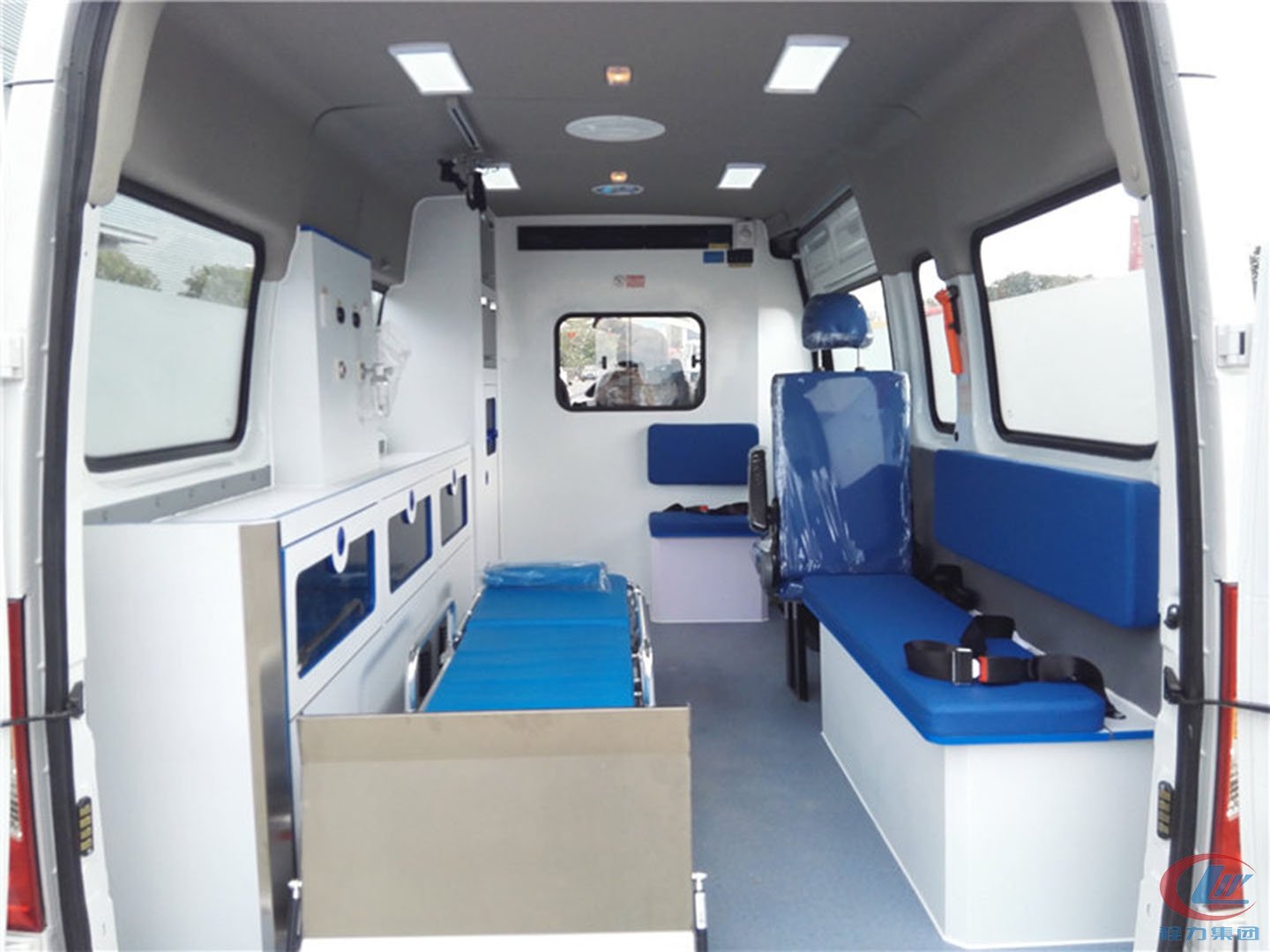 國六大通V80長軸中頂轉運型救護車