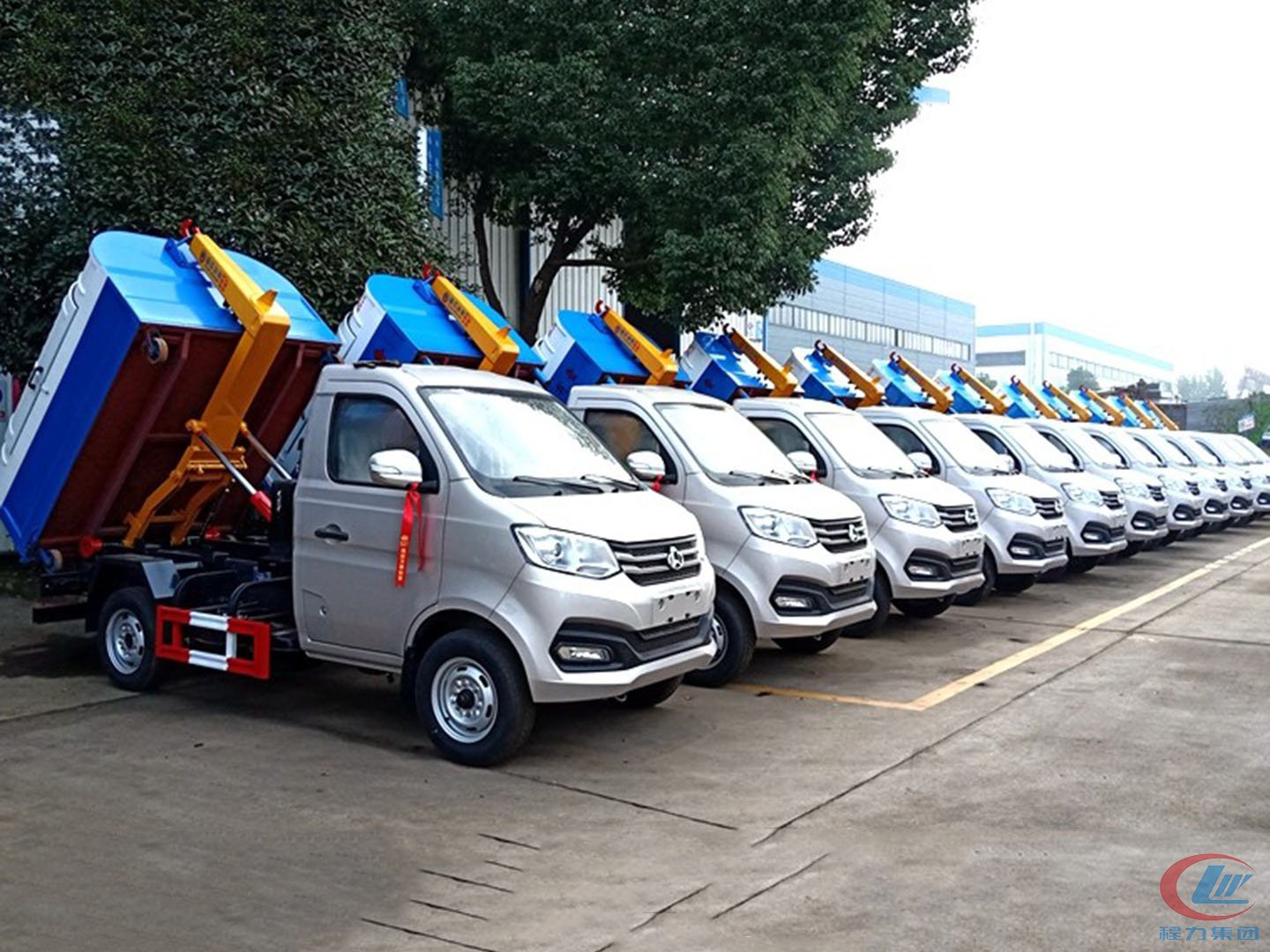 程力集團國六勾臂垃圾車批量發車