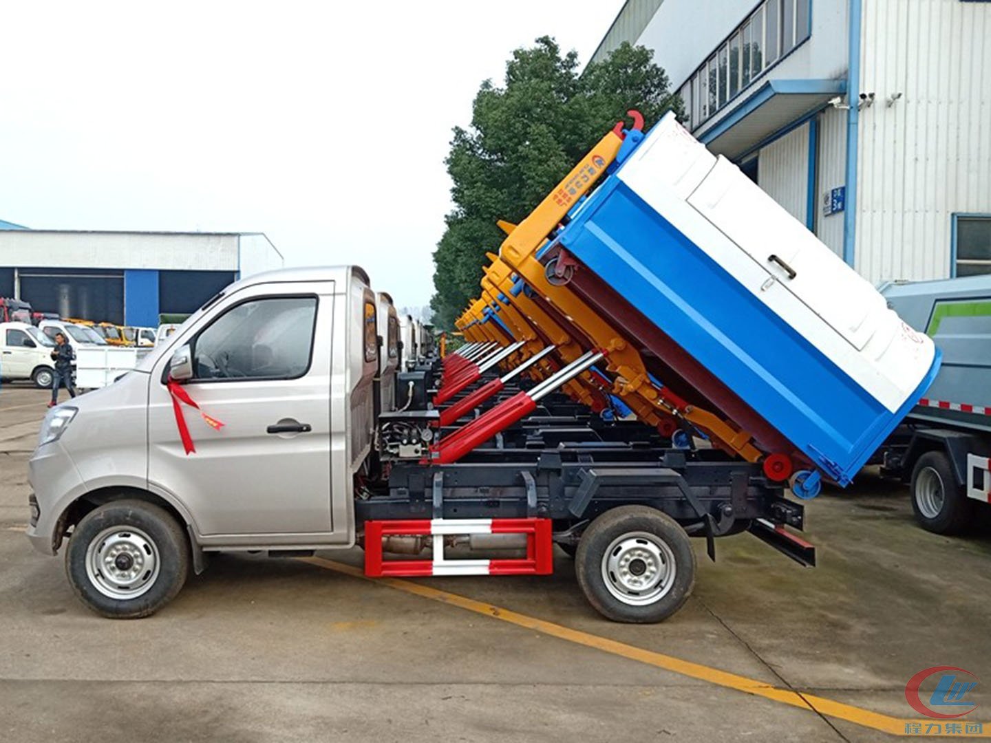 程力集團國六勾臂垃圾車批量發車