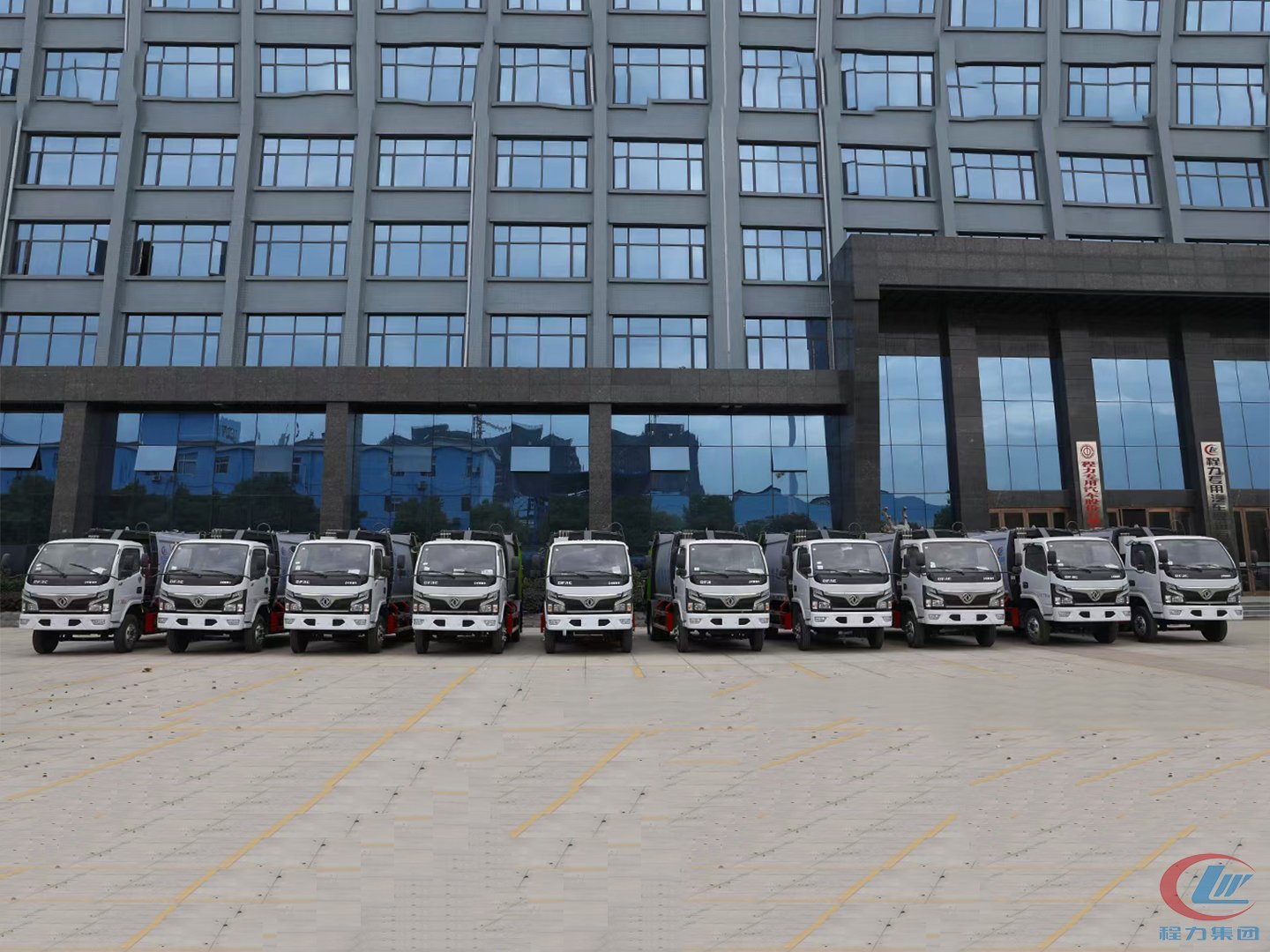 國六東風小福瑞卡6方壓縮車批量發車山西臨汾