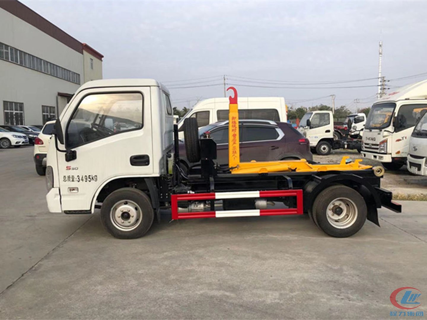 國六躍進3方勾臂垃圾車側面圖