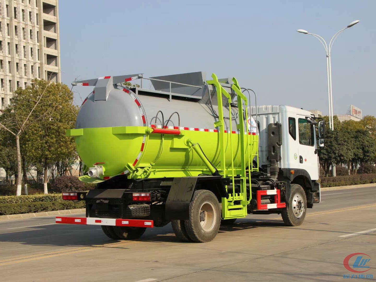 國(guó)六東風(fēng)多利卡D9餐廚垃圾車后方圖