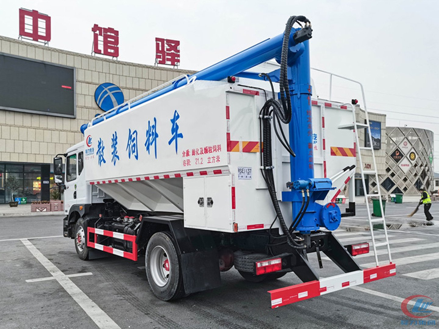 東風(fēng)多利卡D9國六散裝飼料運輸車