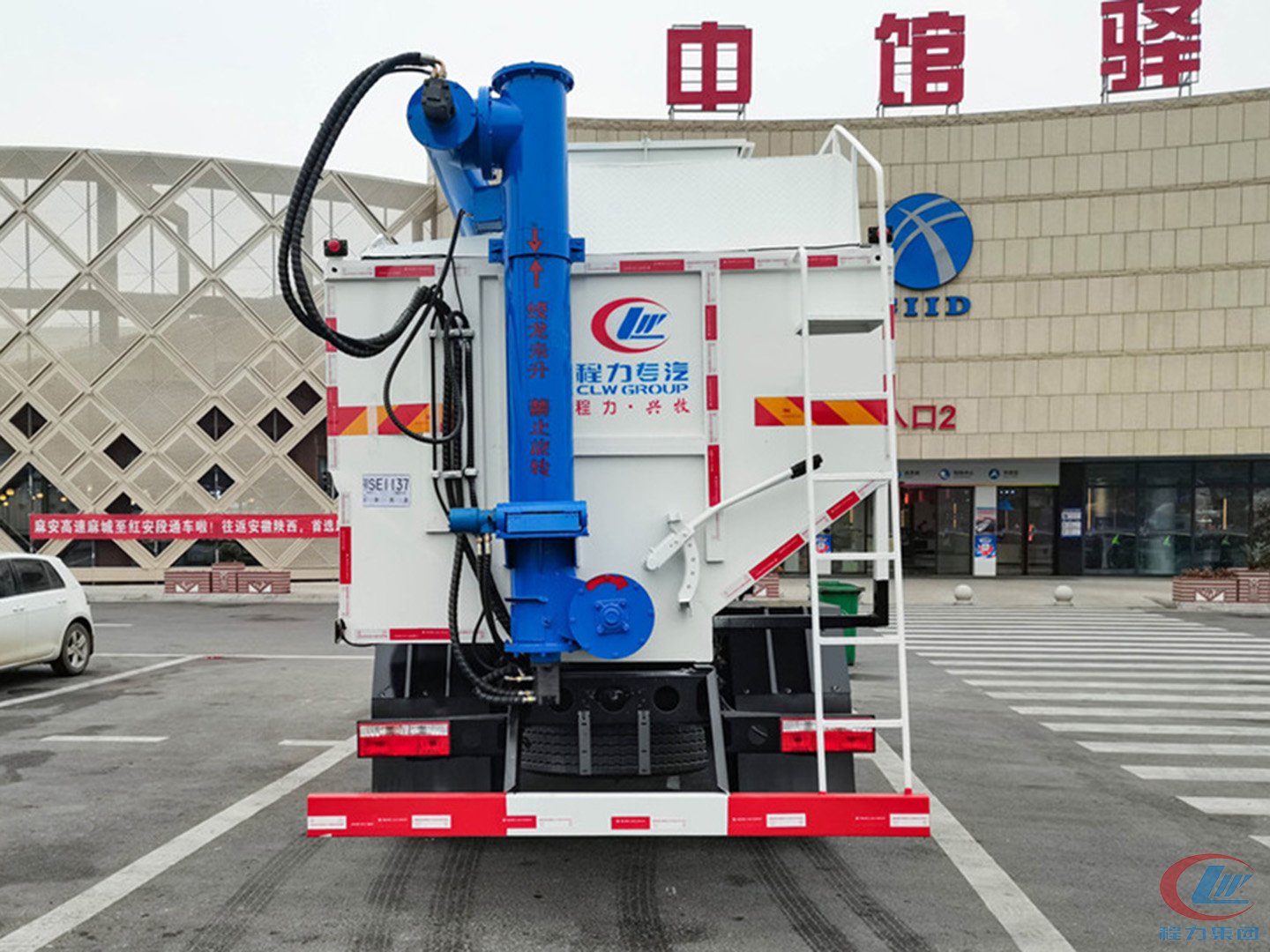 東風(fēng)多利卡D9國六散裝飼料運輸車