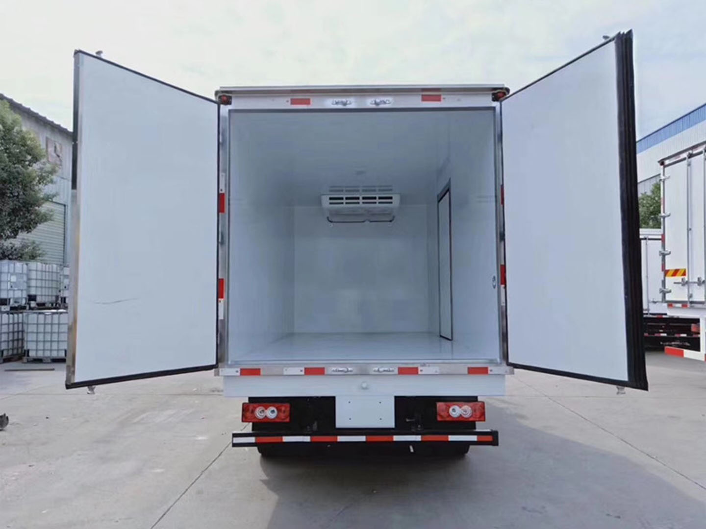 國(guó)六五十鈴100P冷藏車