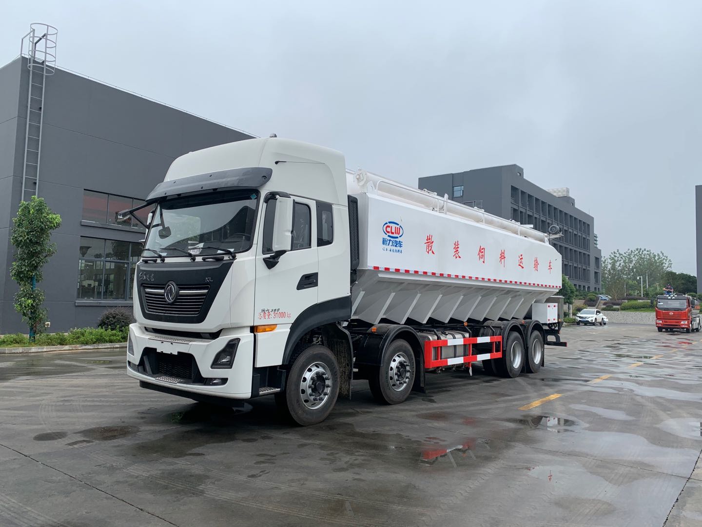 國(guó)六東風(fēng)天龍前四后八散裝飼料運(yùn)輸車