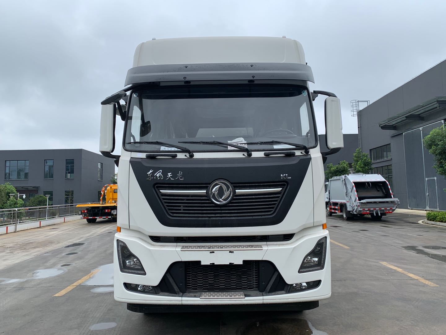 國(guó)六東風(fēng)天龍前四后八散裝飼料運(yùn)輸車