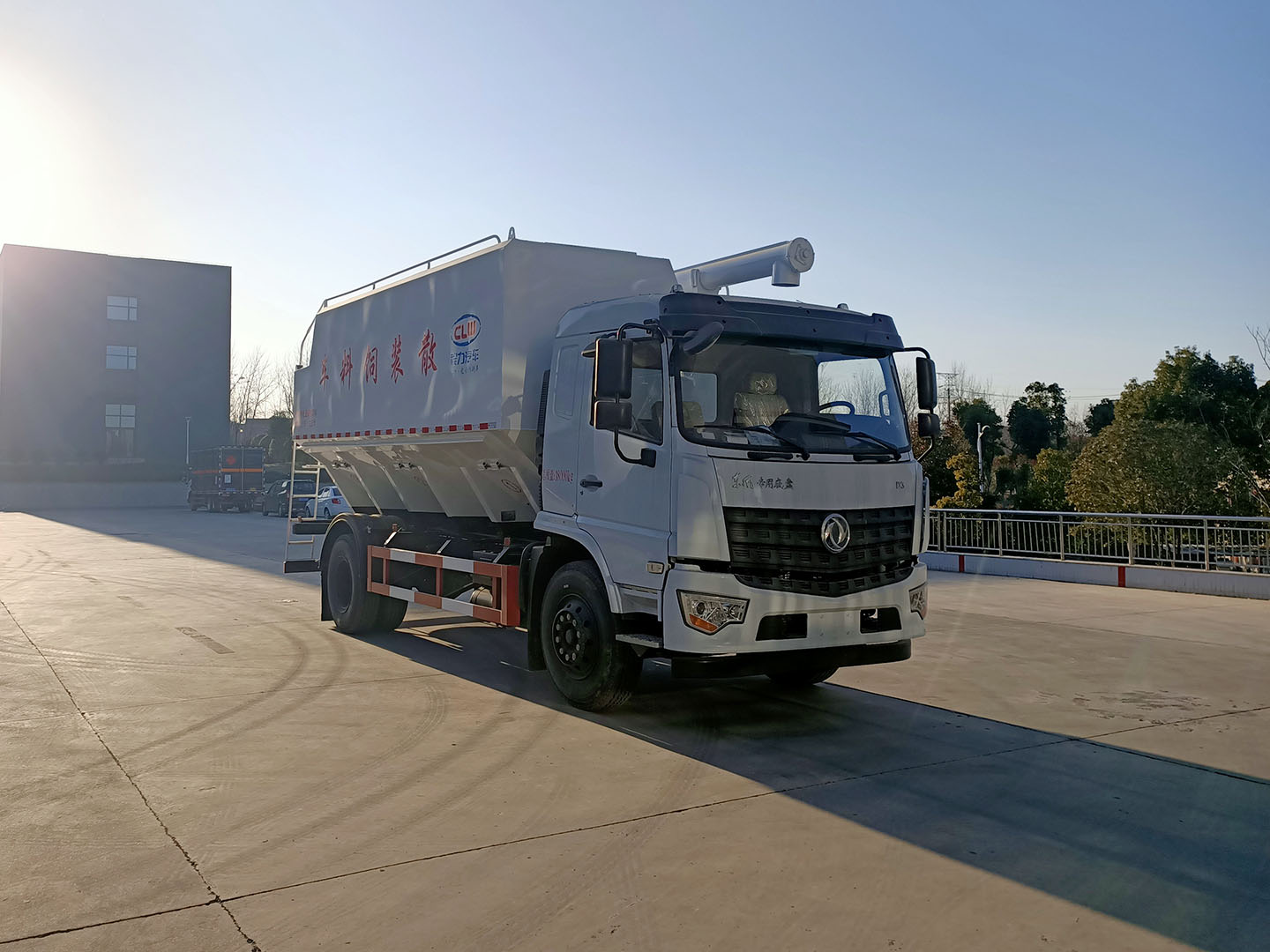 國(guó)六東風(fēng)專底D3單橋散裝飼料車