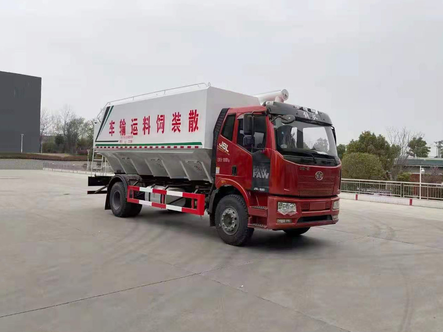 國(guó)六解放單橋散裝飼料車