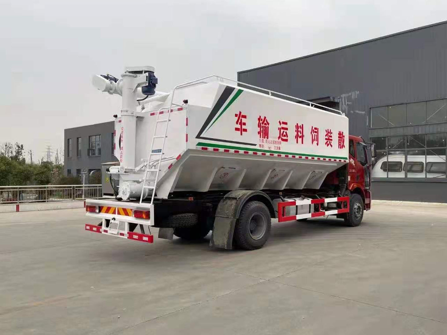國(guó)六解放單橋散裝飼料車