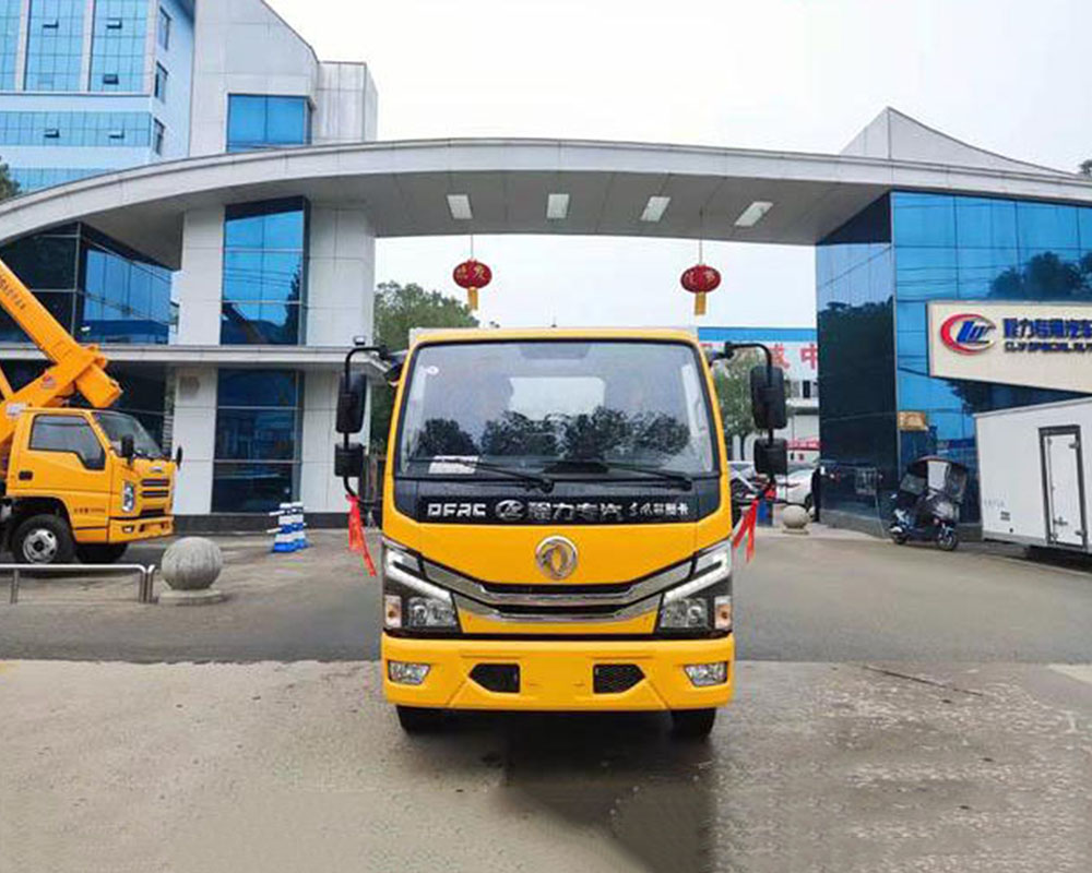 東風(fēng)多利卡水泥凈漿灑布車(chē)