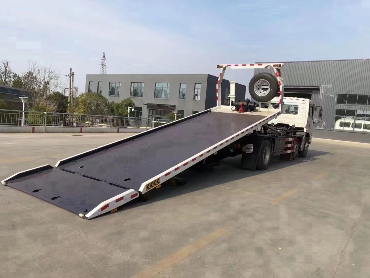 國六東風天錦小三軸一拖二清障車側(cè)面圖片