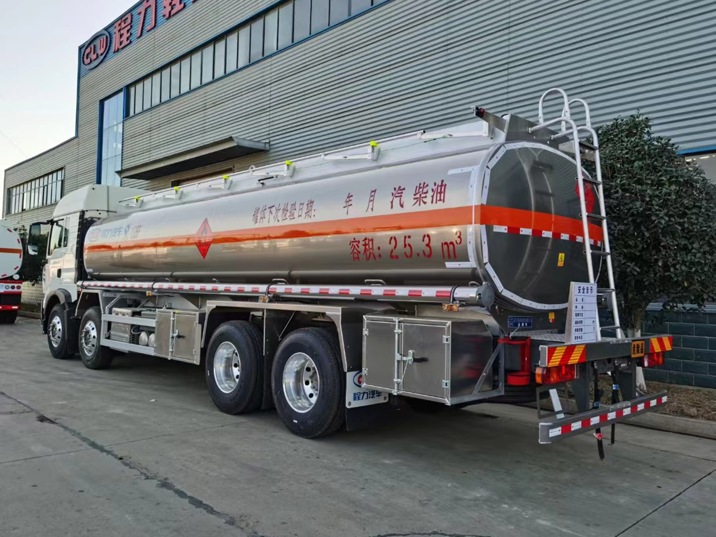國六重汽豪沃前四后八25.5方油罐車