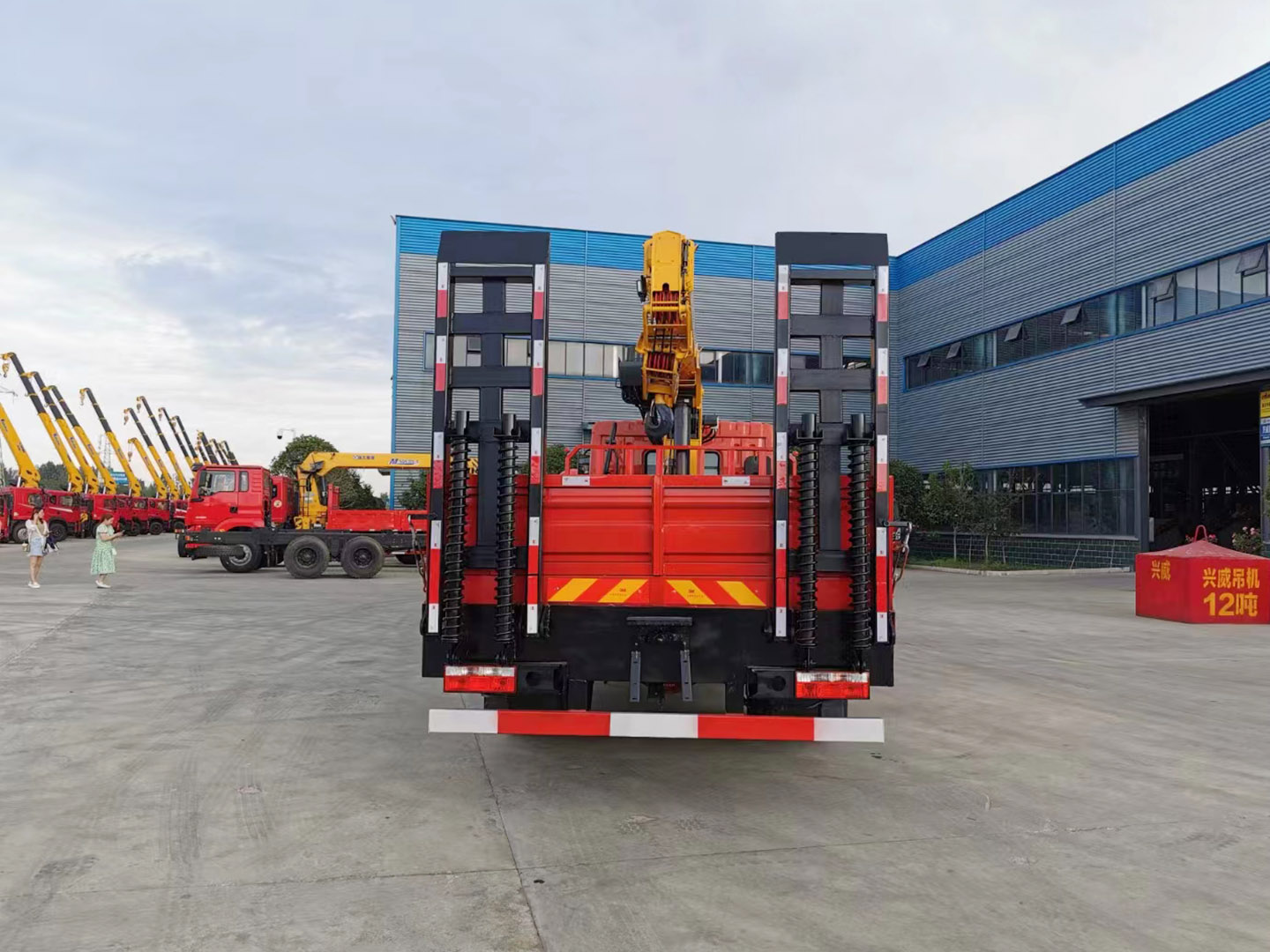 國六東風多利卡D9隨車吊帶爬梯