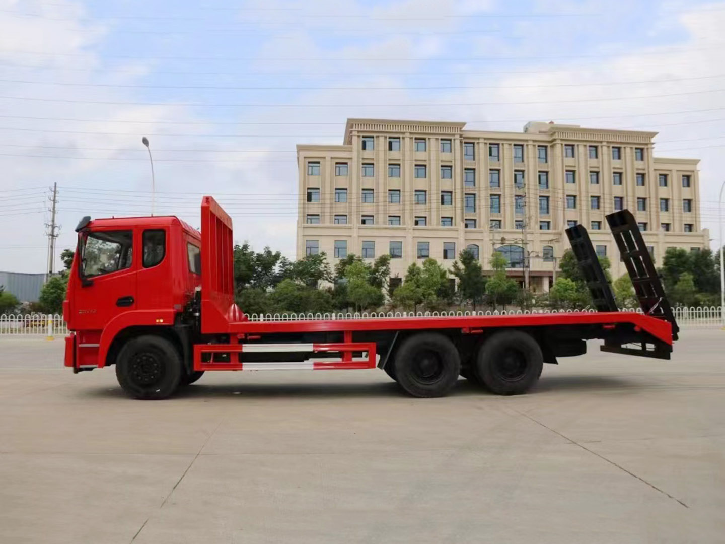 國六東風(fēng)錦程V6后八輪平板運(yùn)輸車