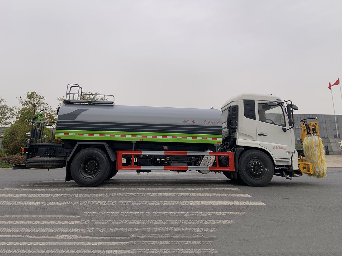 國(guó)六東風(fēng)天錦城市護(hù)欄清洗車