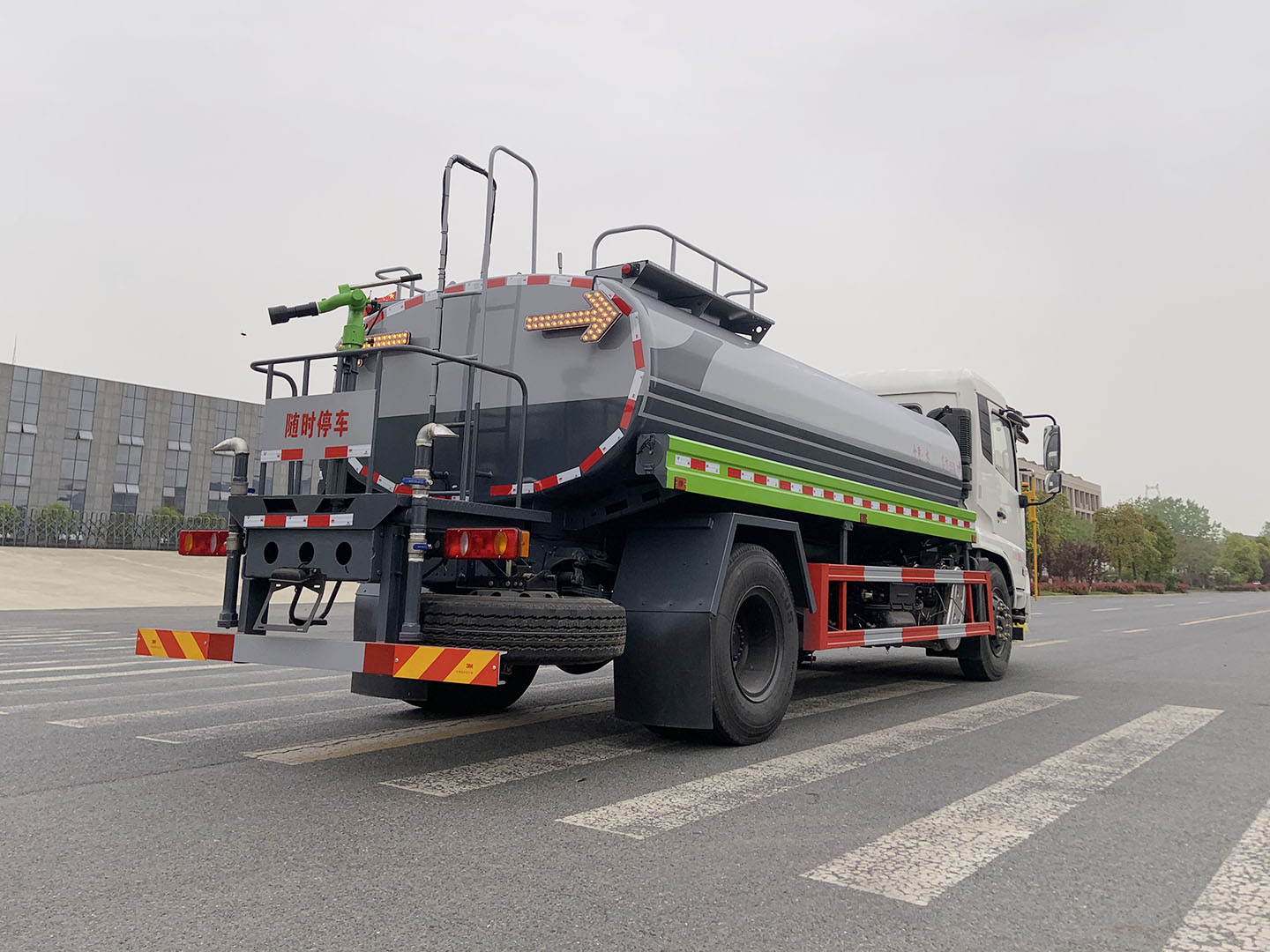 國(guó)六東風(fēng)天錦城市護(hù)欄清洗車