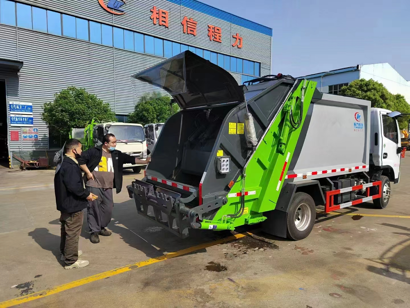 國六東風福瑞卡壓縮式垃圾車正面圖