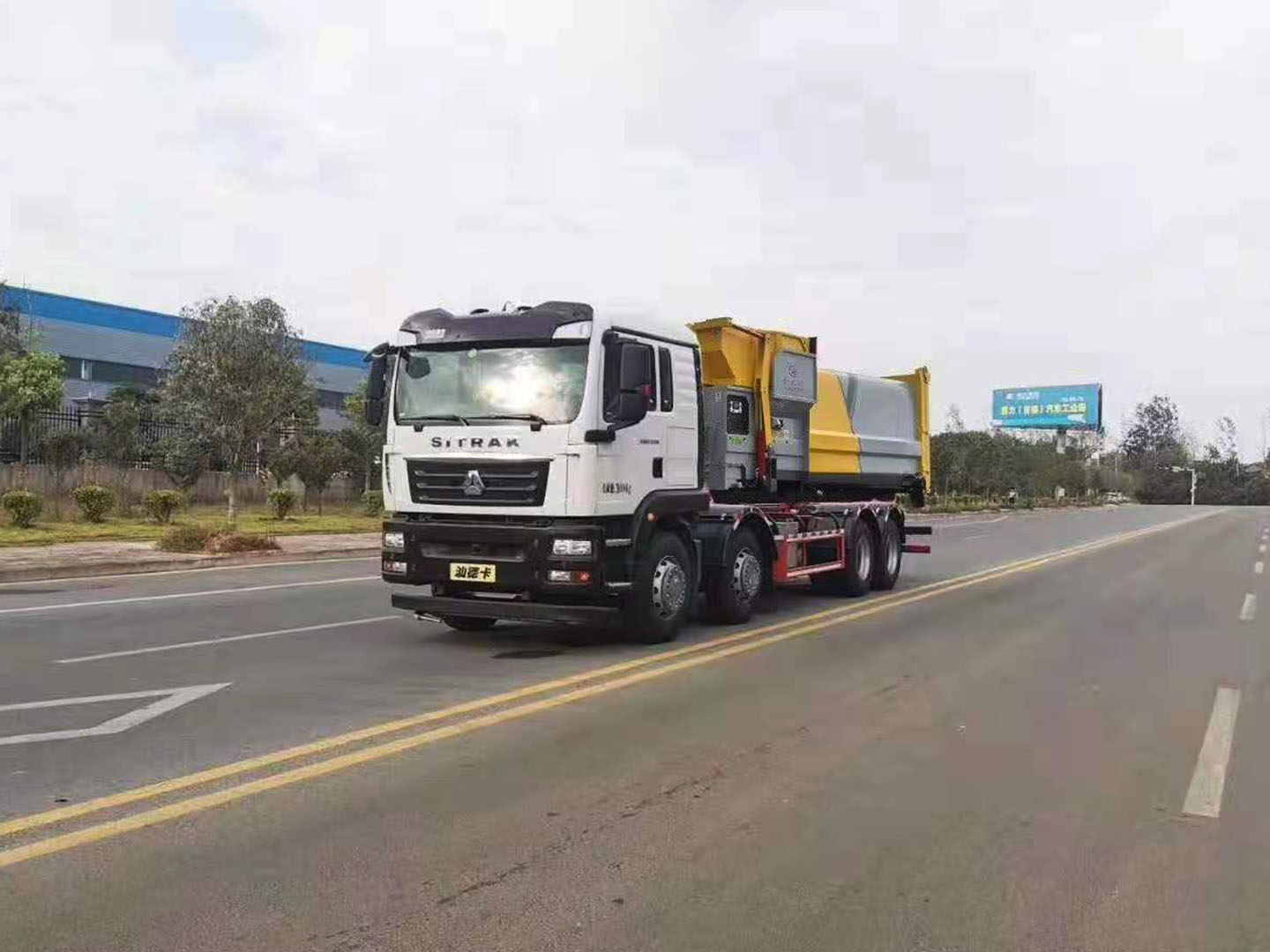 國(guó)六重汽汕德卡前四后八勾臂垃圾車