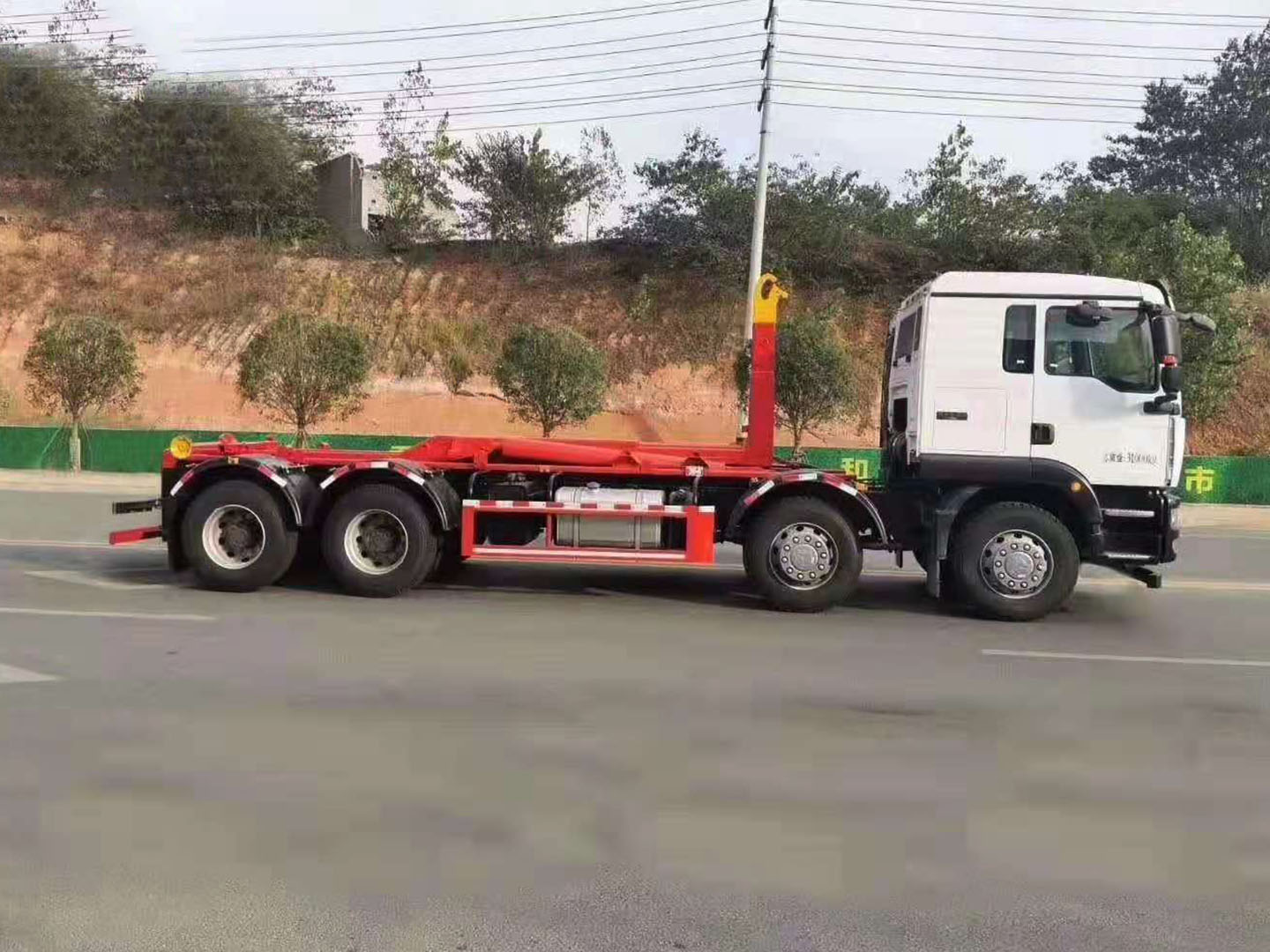 國(guó)六重汽汕德卡前四后八勾臂垃圾車圖片