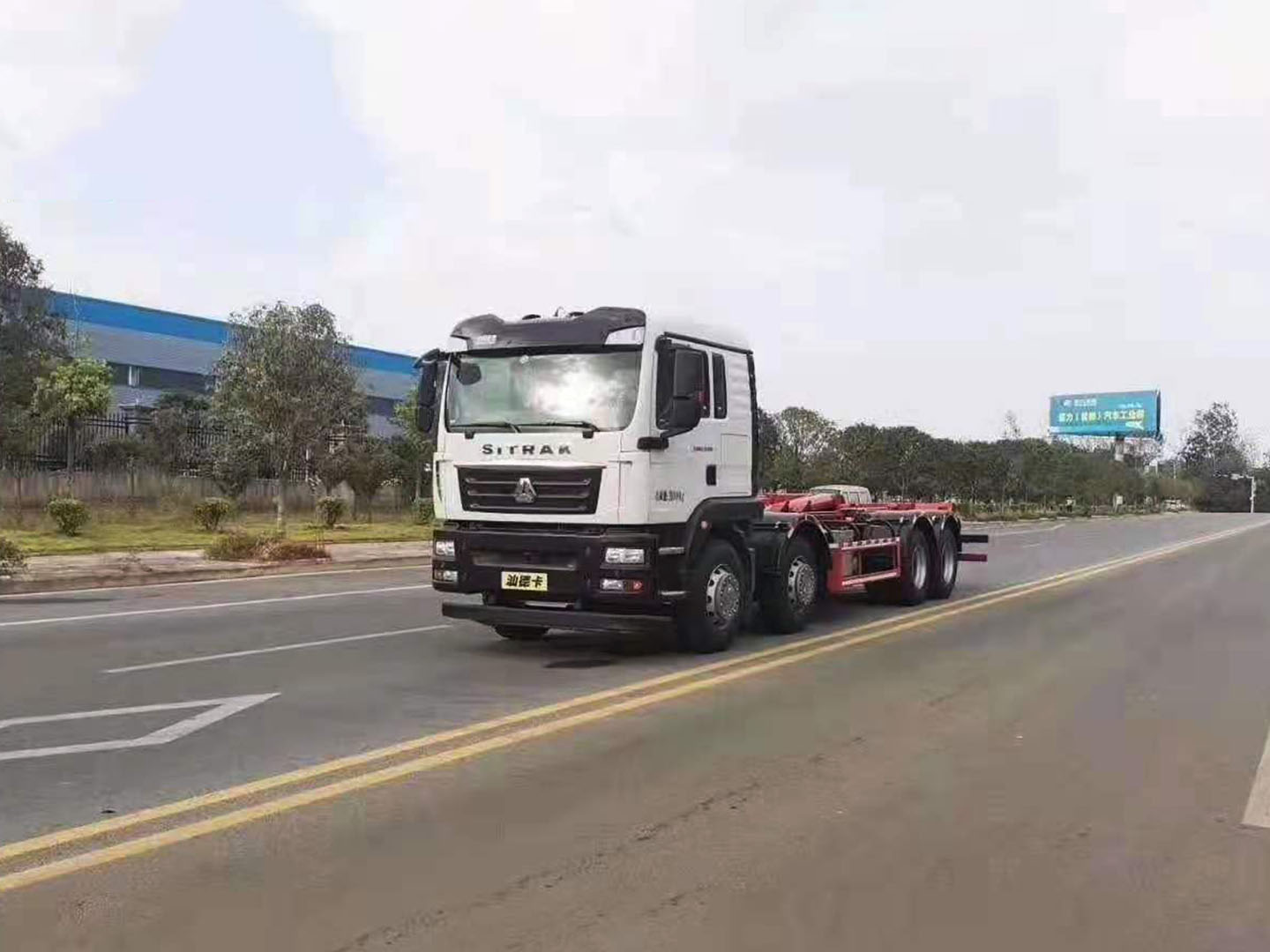 國(guó)六重汽汕德卡前四后八勾臂垃圾車圖片