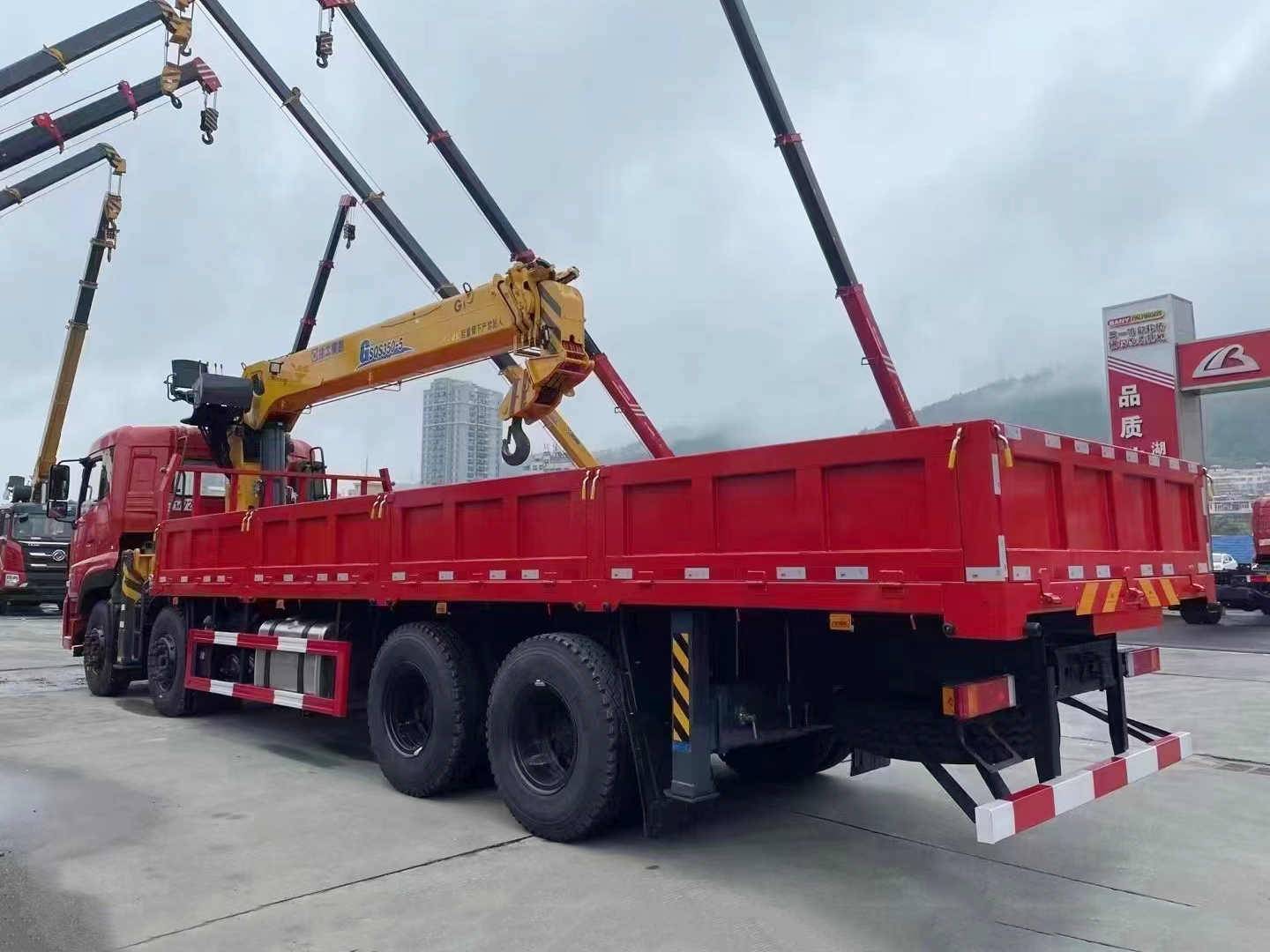 東風天龍前四后八隨車吊