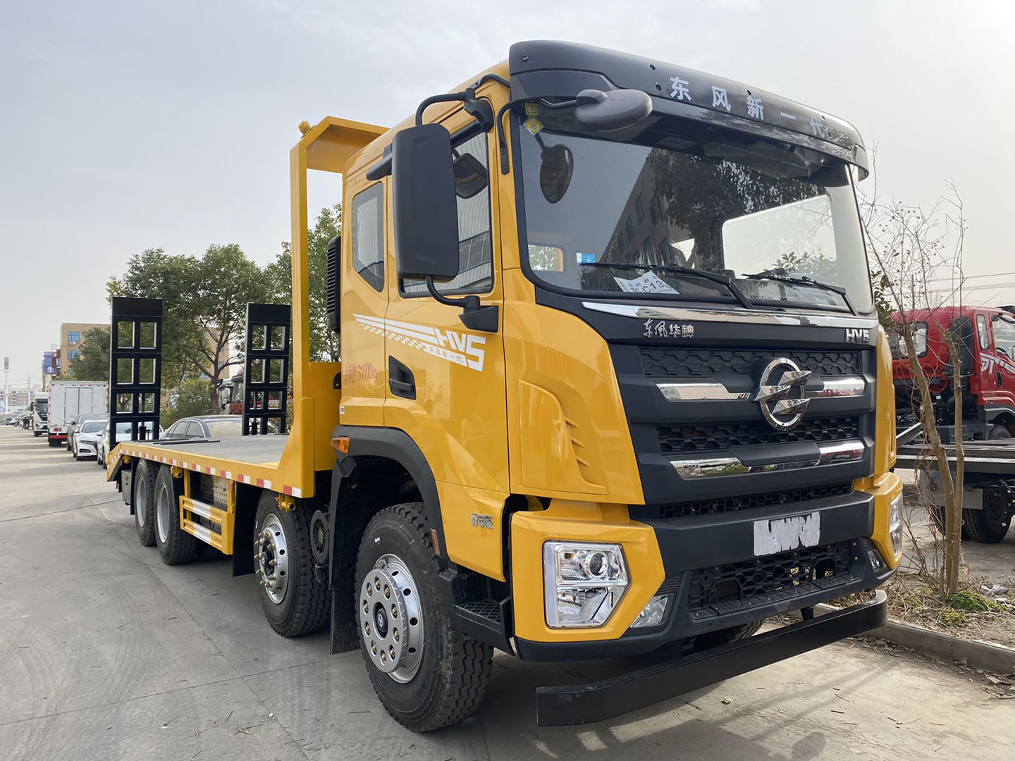 東風(fēng)華神HV5前四后八平板車(chē)