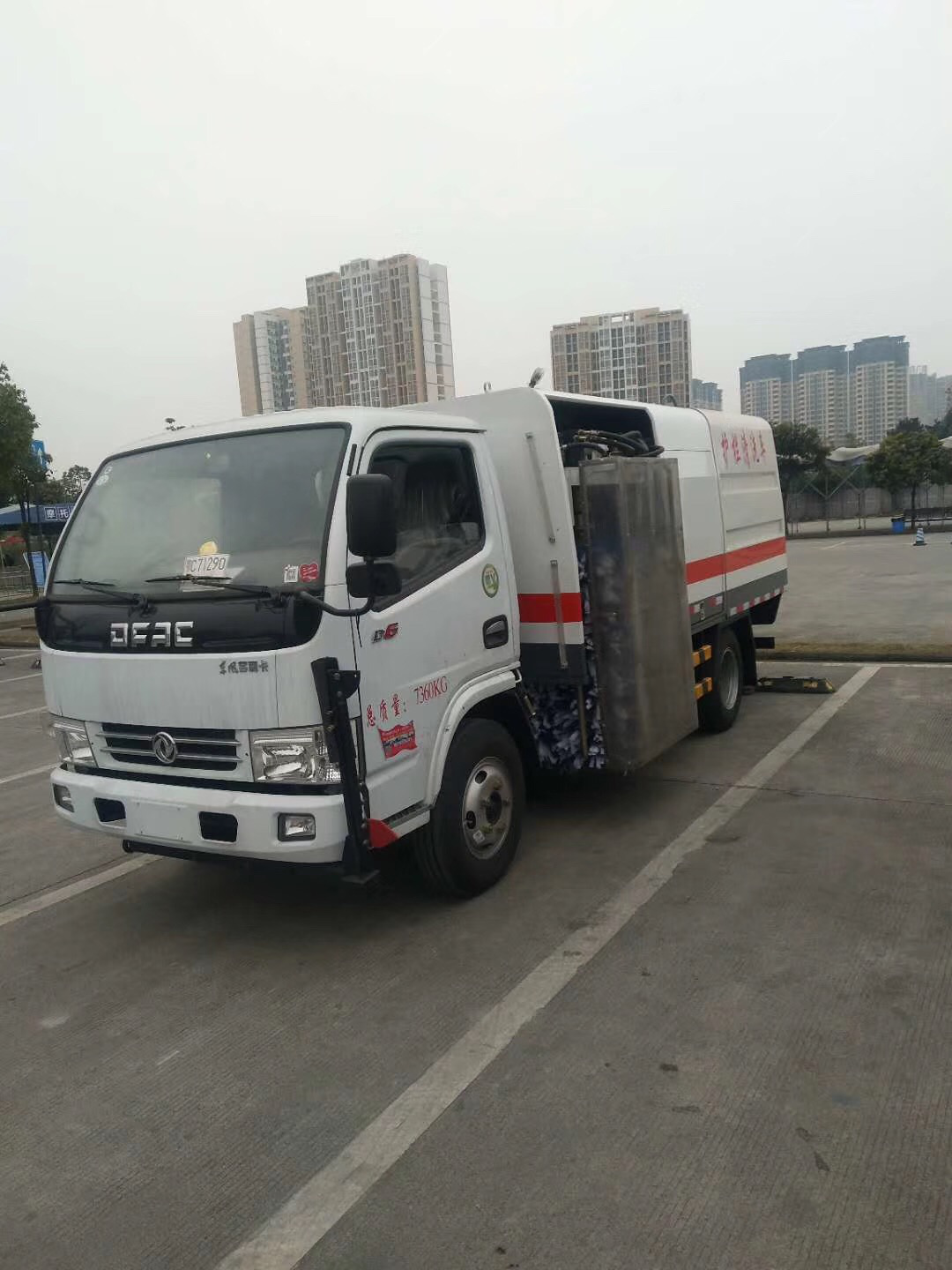 城市護欄清洗車