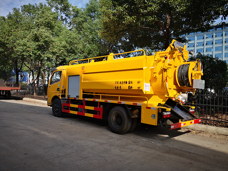 東風多利卡清洗吸污車