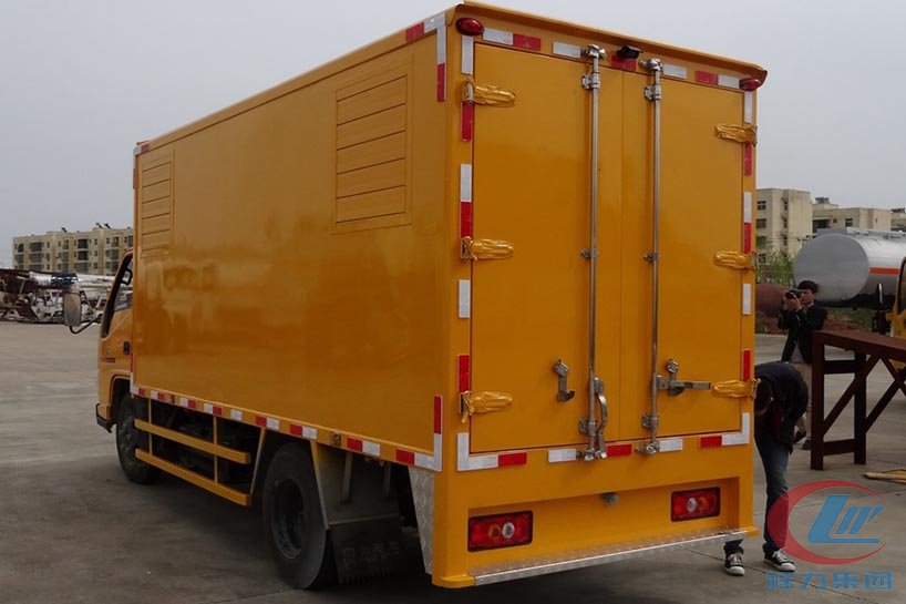 程力集團(tuán)江鈴小型應(yīng)急發(fā)電車側(cè)面圖