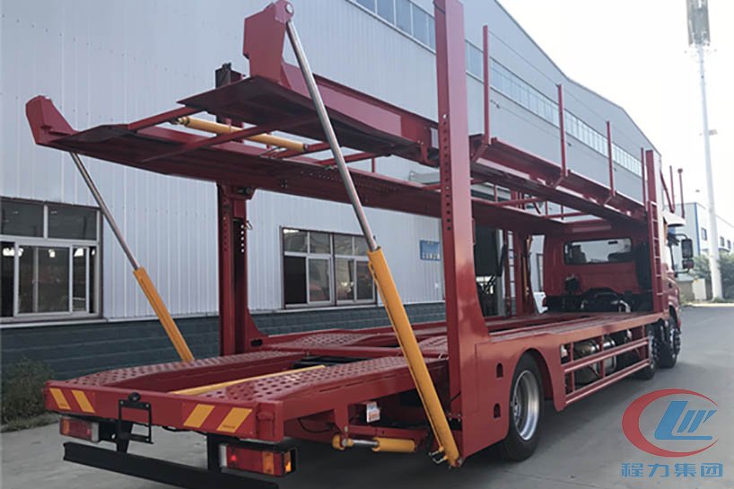 東風(fēng)小三軸轎運(yùn)車(chē)側(cè)面圖