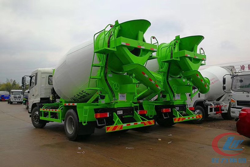 航天萬(wàn)山混凝土攪拌車(chē)側(cè)面圖