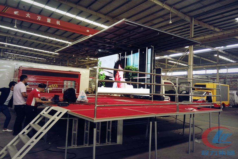 湖北程力凱馬4.2米廂長舞臺車側面圖