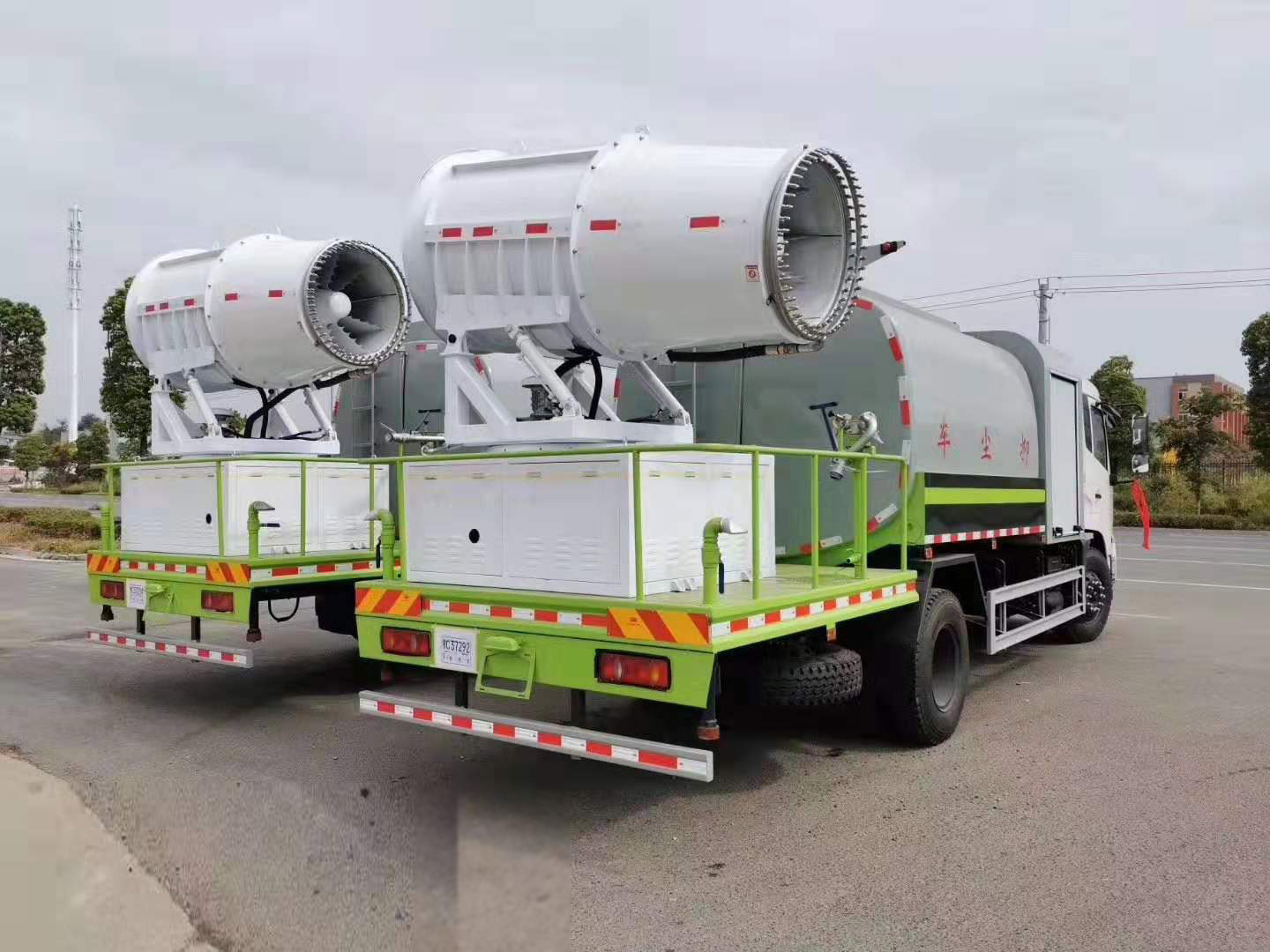 東風(fēng)天錦多功能抑塵車(chē)側(cè)面圖