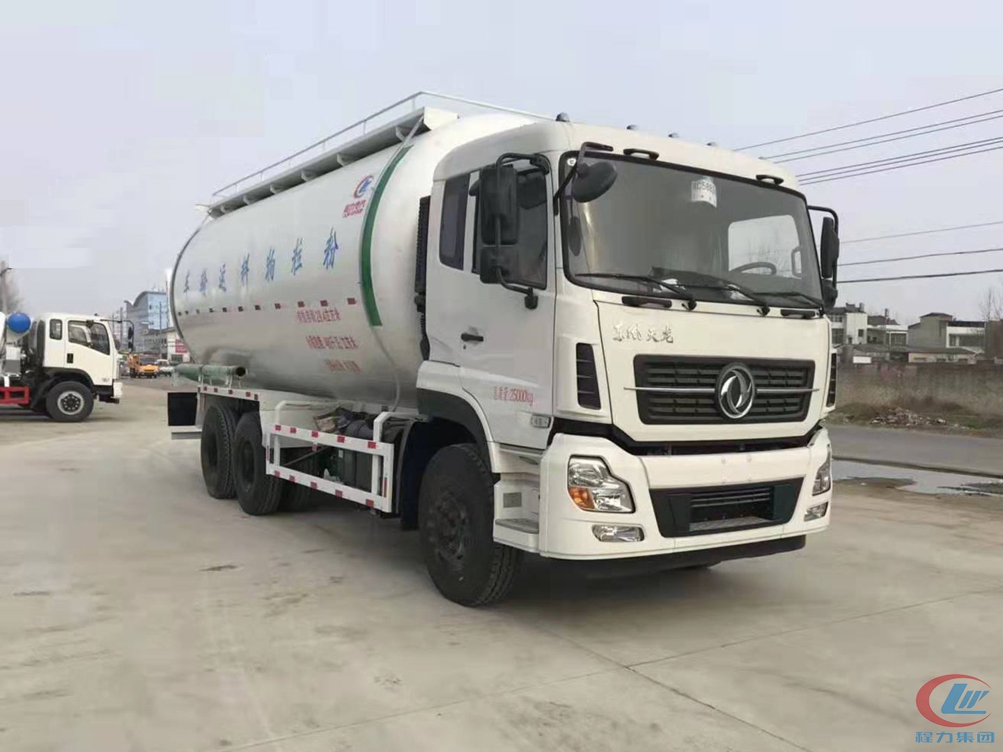 東風(fēng)天龍后八輪粉粒物料車