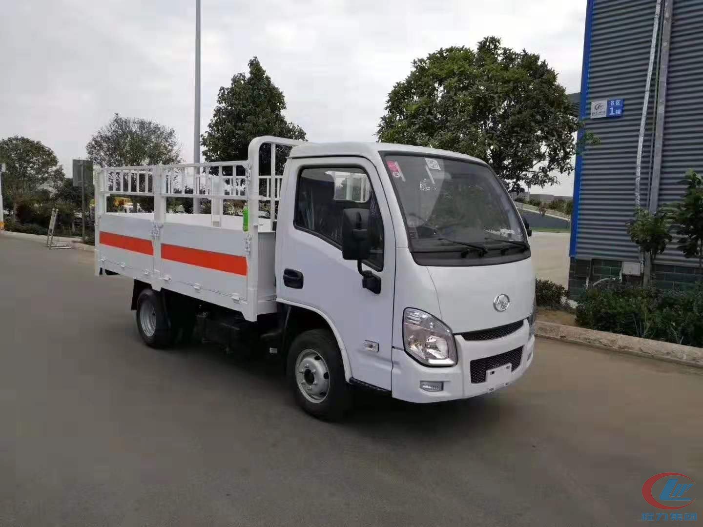 程力躍進(jìn)倉(cāng)欄式危險(xiǎn)品運(yùn)輸車(chē)藍(lán)牌