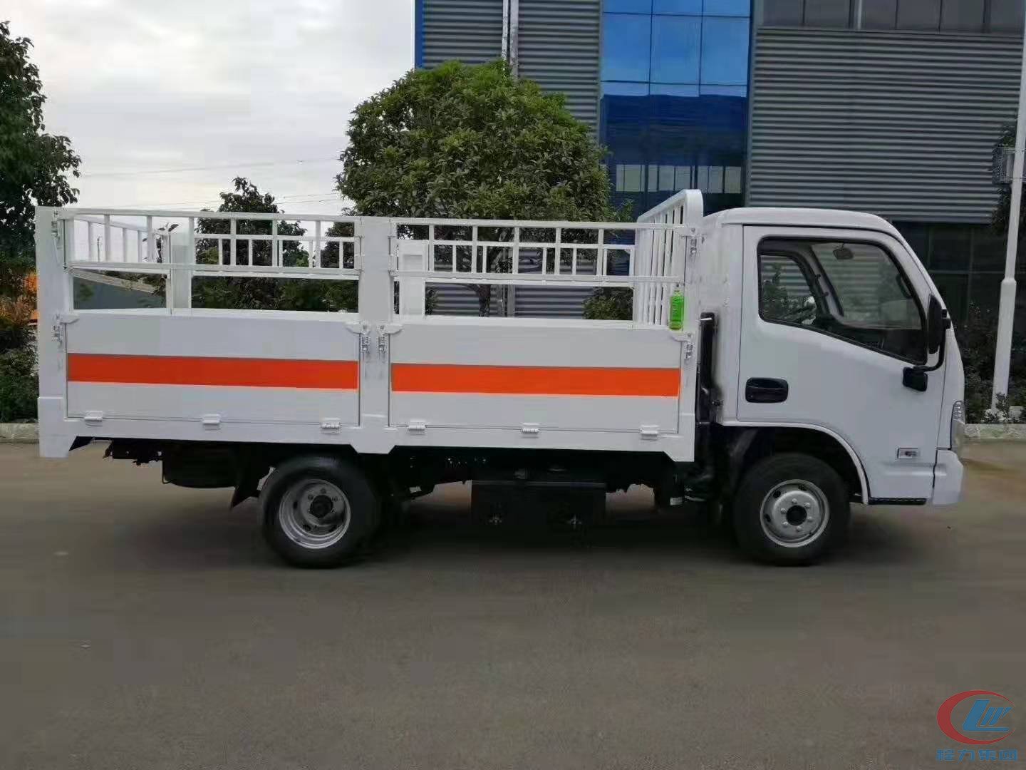 程力躍進(jìn)倉(cāng)欄式危險(xiǎn)品運(yùn)輸車(chē)藍(lán)牌側(cè)面圖