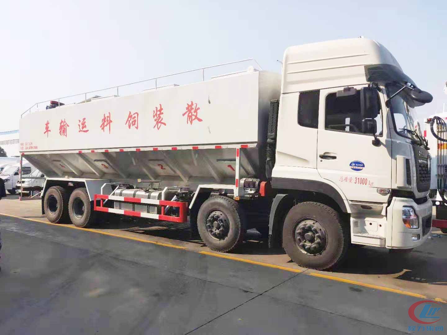 程力集團東風天龍飼料車側(cè)面圖