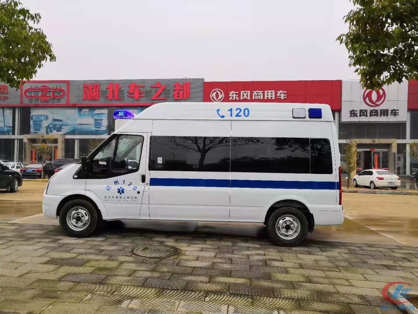 湖北程力福特V348高頂監(jiān)護(hù)型救護(hù)車側(cè)面圖