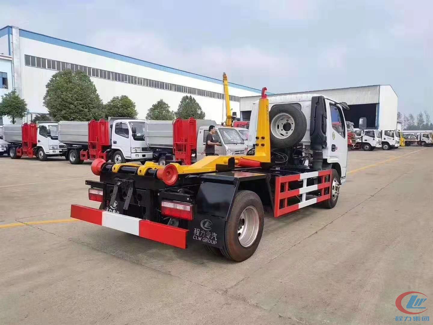 國六東風(fēng)小多利卡D6勾臂垃圾車