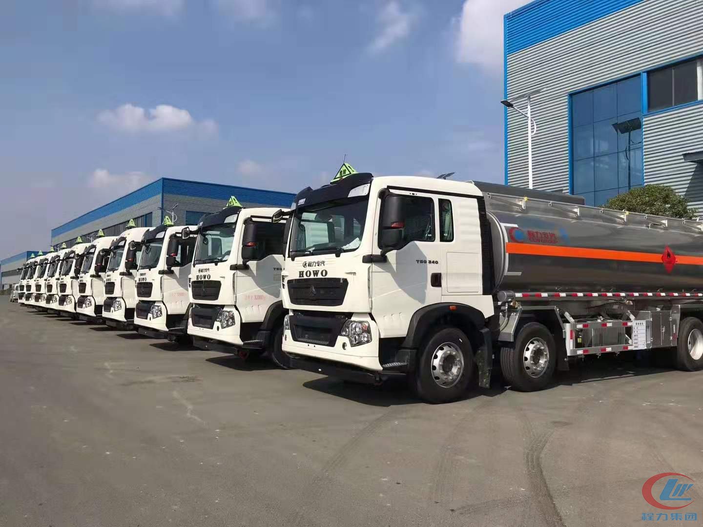 程力集團(tuán)重汽豪沃油罐車發(fā)車