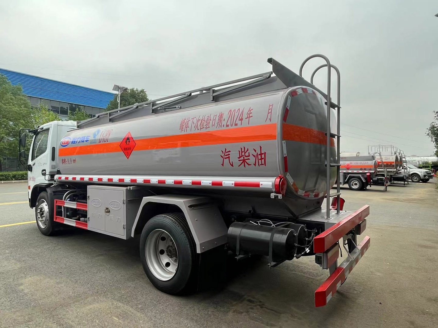 程力集團(tuán)國(guó)六東風(fēng)10立方運(yùn)油車(chē)/加油車(chē)