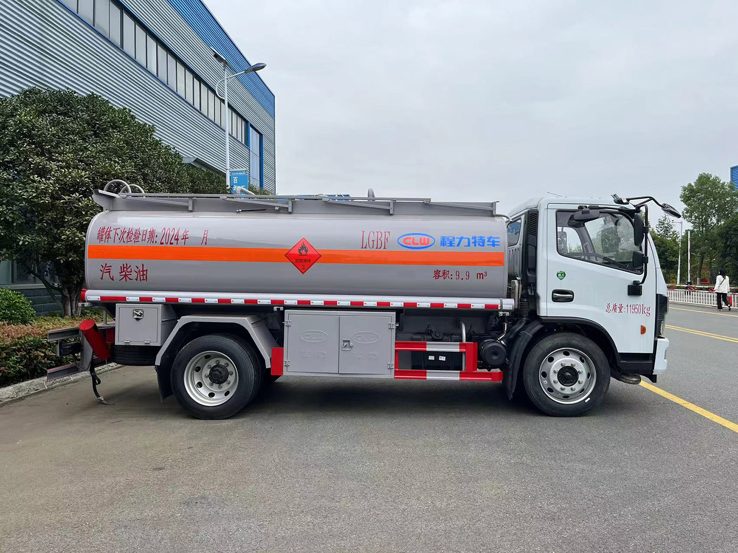 程力集團(tuán)國(guó)六東風(fēng)10立方油罐車(chē)/加油車(chē)