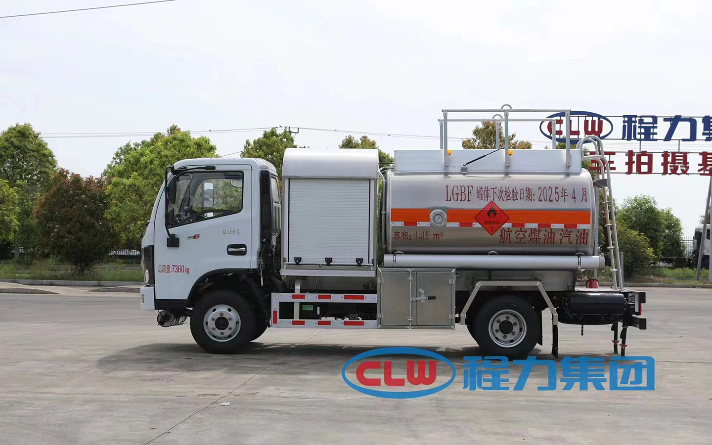 東風福瑞卡4立方小型飛機加油車側(cè)面照片