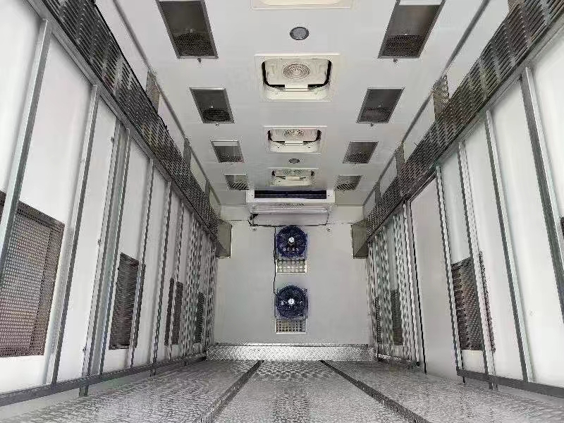 程力集團豪沃雞苗車內(nèi)飾圖片