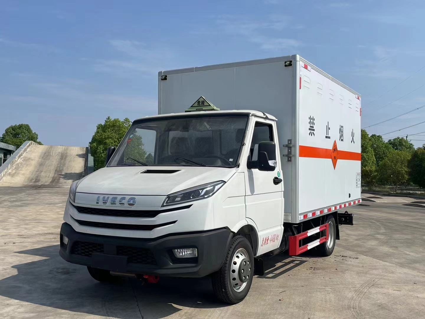 程力專(zhuān)用車(chē)系列依維柯爆破器材運(yùn)輸車(chē)