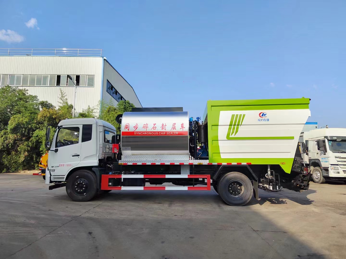 國(guó)六東風(fēng)天錦8方的石料倉(cāng)同步碎石封層車(chē)