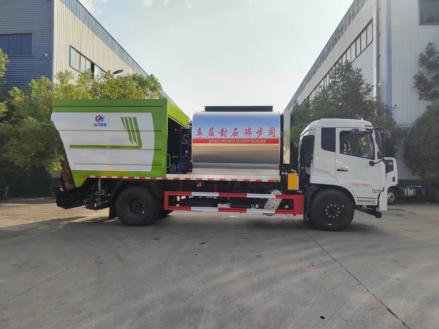 國(guó)六東風(fēng)天錦8方的石料倉(cāng)同步碎石封層車(chē)